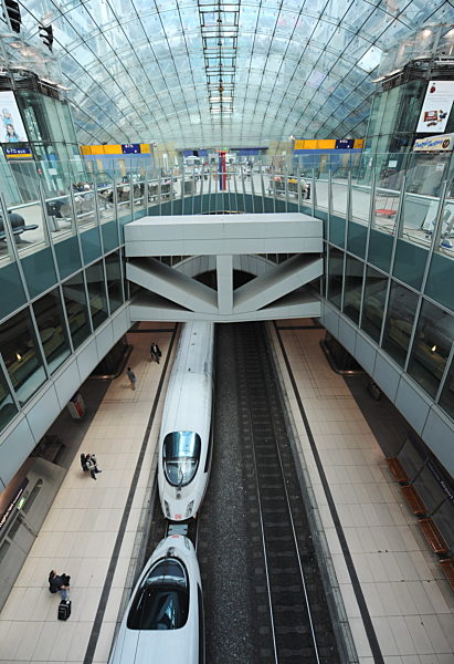 Ein ICE der Deutschen Bahn steht am Mittwoch (27.05...