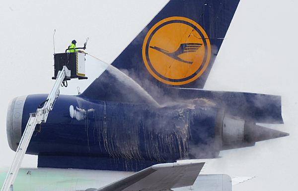 Schneefall sorgt für Flugausfälle