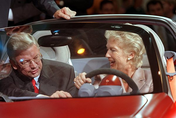 Roth und Koch im Smart Roadster auf der IAA