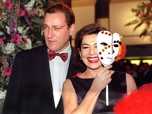 Frankfurter Opernball: Hannelore Elsner mit Mann und Maske