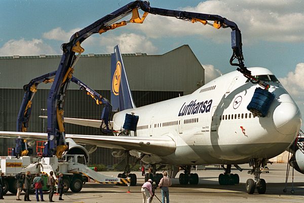 Weltweit erste Flugzeugwaschanlage schrubbt Jumbos