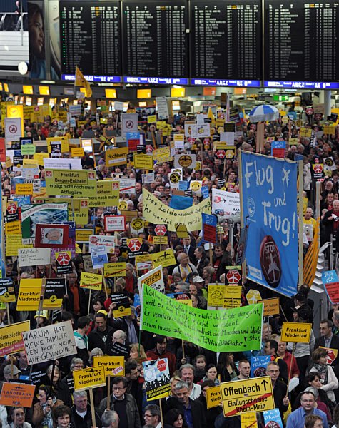 Montags-Demo im Frankfurter Flughafen