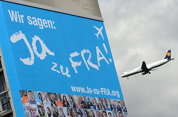 Megaplakat am Frankfurter Flughafen vorgestellt