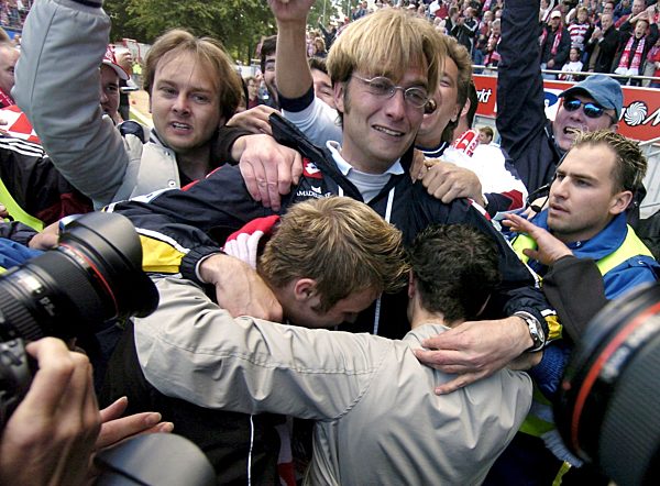 Fußball: Mainz-Trainer Jürgen Klopp feiert Aufstieg