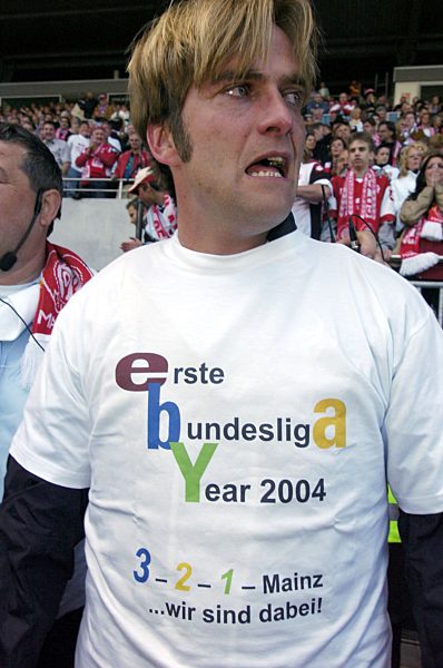 Fußball: Mainz-Trainer Jürgen Klopp feiert Aufstieg