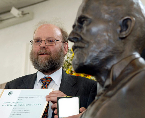 Ian Wilmut (l), Schöpfer des Klon-Schafs «Dolly», erhält am Montag (14.03...
