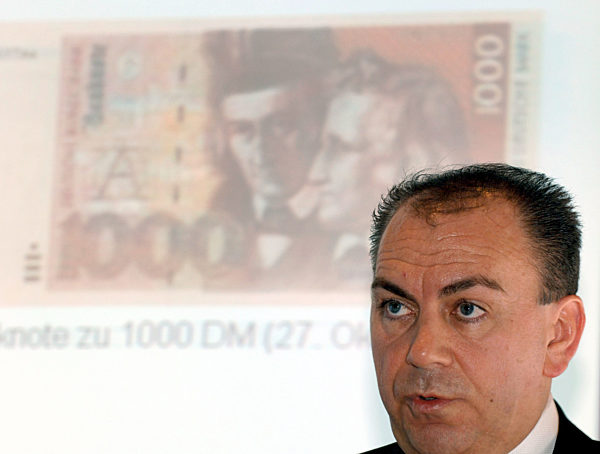 Der Präsident der Deutschen Bundesbank, Axel Weber, steht am Dienstag (15.03...