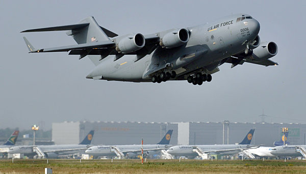 Eine C17 Globemaster der US-Luftwaffe startet am Montag (10.10...