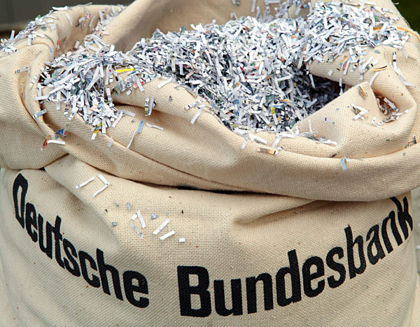 Geschreddertes Geld befindet sich in einem Sack vor der Zentrale der...