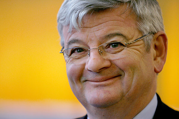 Der frühere Außenminister Joschka Fischer (Grüne) lächelt am Dienstag (21.03...