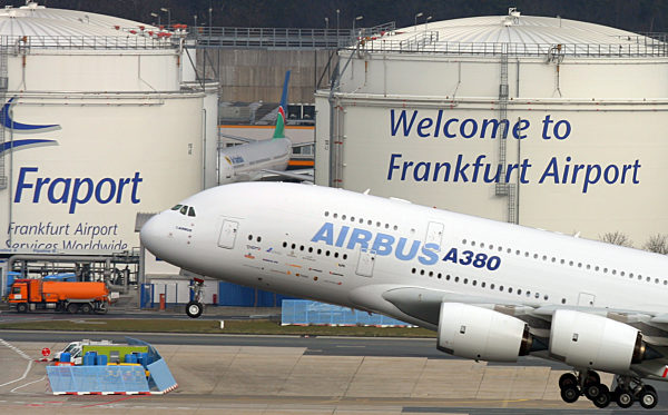 Das neue Großraumflugzeug Airbus A380 startet am Montag (19.03...