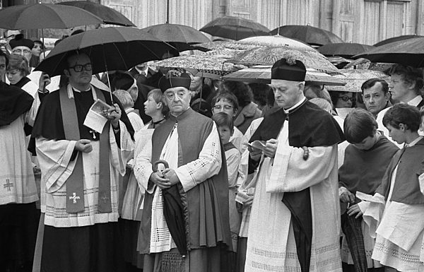 Kirchliche Würdenträger bei der Prozession am Palmsonntag in Heiligenstadt...