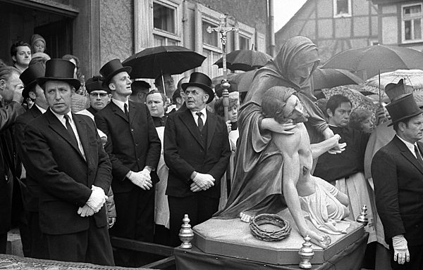 Festlich gekleidete Männer in schwarzen Anzügen und Zylinder bei der...