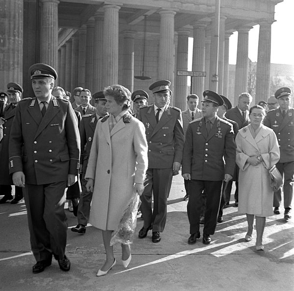 DDR  - Besuch Tereschkowa und Gagarin