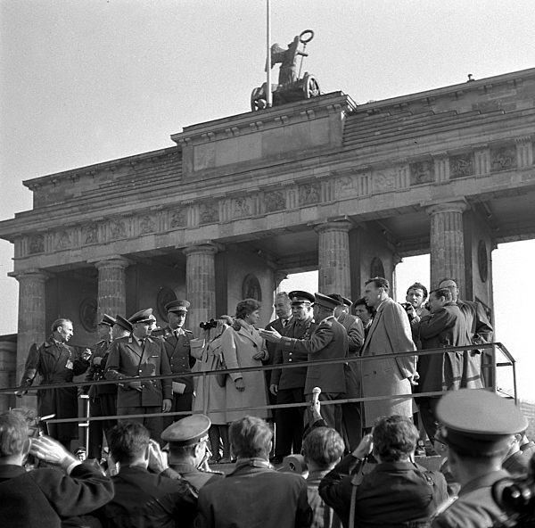 Die zu einem mehrtägigen Besuch in der DDR weilenden sowjetischen...