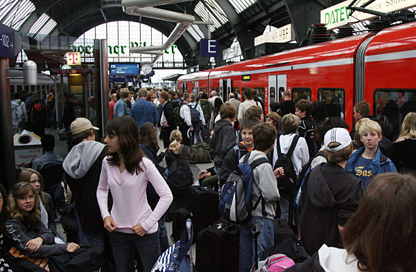 Reisende warten am Montag (02.07.2007) im Karlsruher Hauptbahnhof auf ihre...
