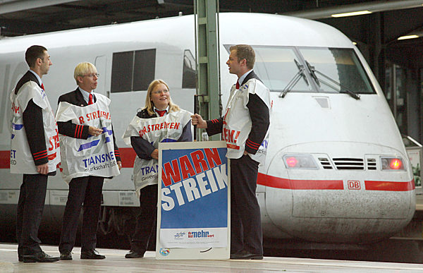 Beschäftigte der Deutschen Bahn führen am Montag (02.07...