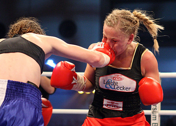 Regina Halmich (r) boxt am Freitag (30.11...