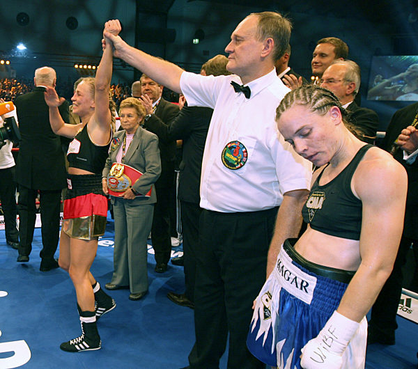 Regina Halmich bejubelt am Freitag (30.11...