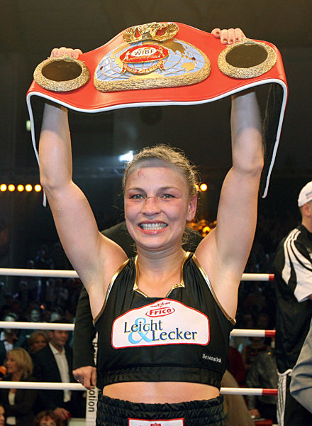 Regina Halmich bejubelt am Freitag (30.11...