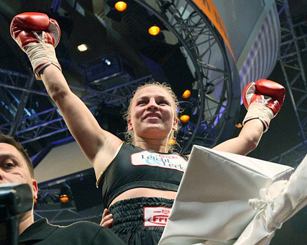 Regina Halmich bejubelt am Freitag (30.11...