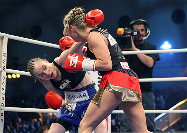 Regina Halmich (r) boxt am Freitag (30.11...