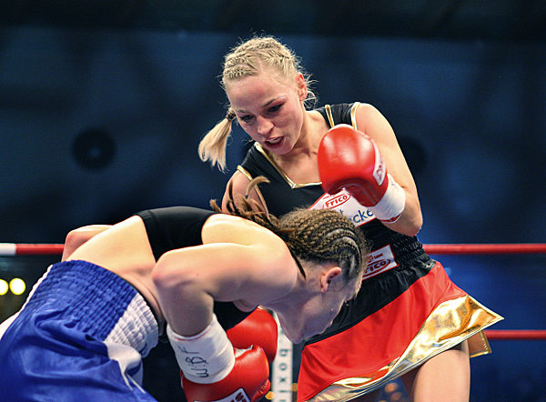 Regina Halmich (r) boxt am Freitag (30.11...