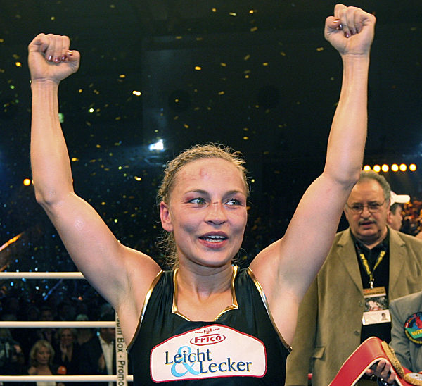 Regina Halmich bejubelt am Freitag (30.11...