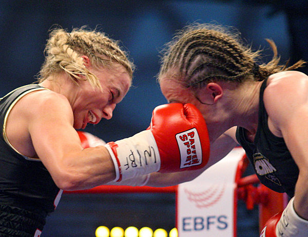 Regina Halmich (l) boxt am Freitag (30.11...