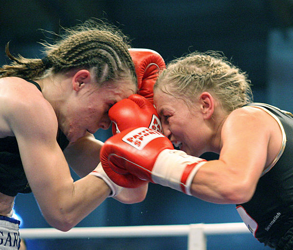 Regina Halmich (r) boxt am Freitag (30.11...