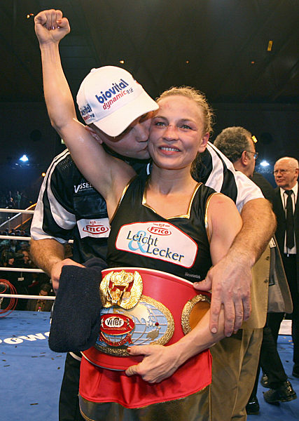 Regina Halmich bejubelt am Freitag (30.11...