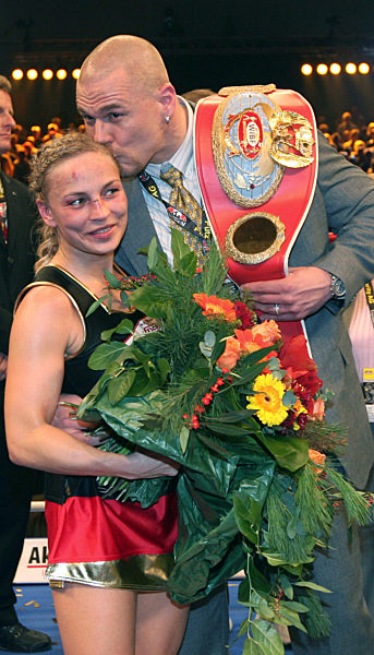 Regina Halmich bejubelt am Freitag (30.11...