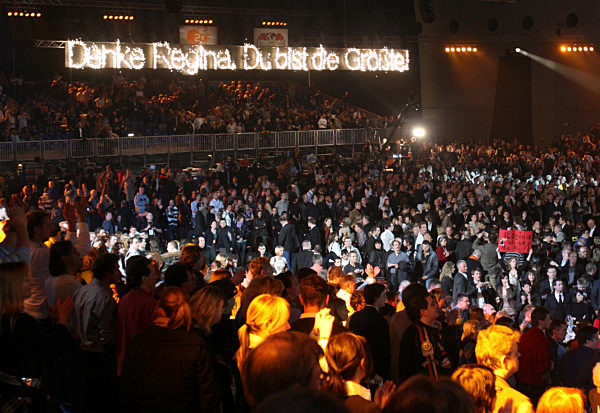 Nach dem Sieg von Halmich im WIBF-Fliegengewichts-Weltmeisterschaftsboxkampf...