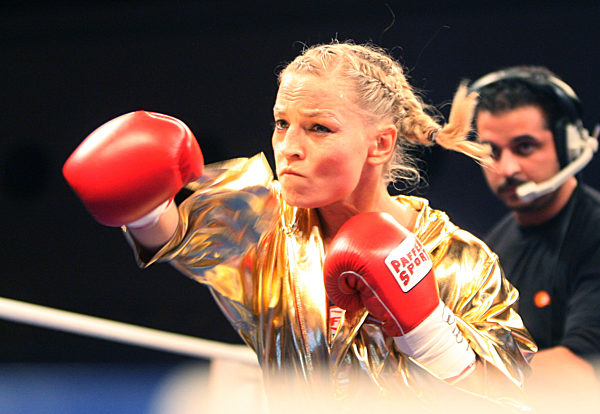 Die WIBF-Fliegengewichts-Weltmeisterin Regina Halmich macht sich warm vor...