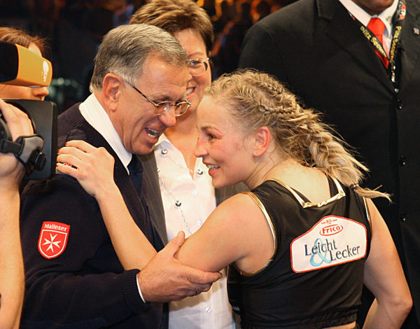 Die WIBF-Fliegengewichts-Weltmeisterin Regina Halmich (r) jubelt mit ihrem...