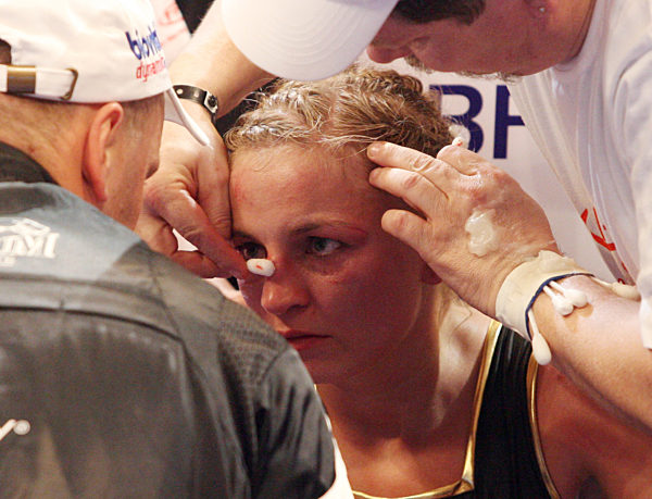 Die WIBF-Fliegengewichts-Weltmeisterin Regina Halmich (Mitte) wird in ihrer...