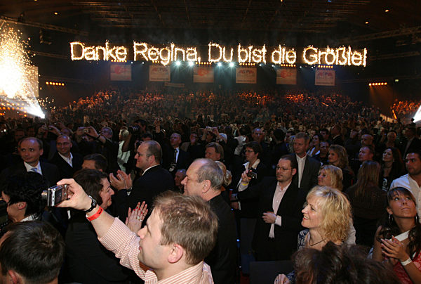 Ein Feuerwerk mit den Schriftzug "Danke Regina...