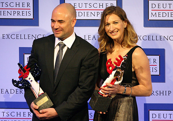 Steffi Graf und Andre Agassi posieren am Sonntagabend (24.02...