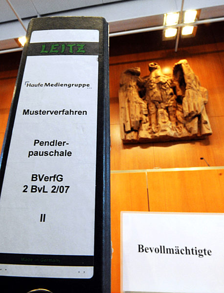 Ein Aktenordner zum Verfahren zur Kürzung der Pendlerpauschale steht am...