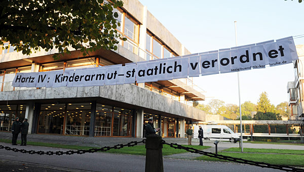 Ein Transparent zu den Hartz-IV-Sätzen für Kinder hängt am Dienstag (20.10...