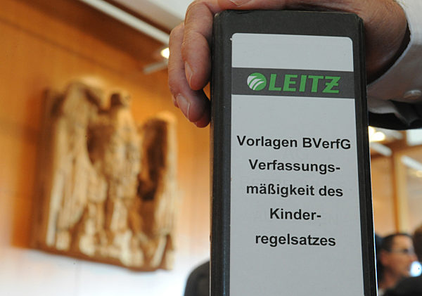 Ein Aktenordner zu den Hartz-IV-Sätzen für Kinder steht am Dienstag (20.10...