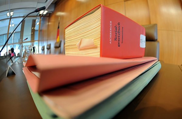 Akten zu den Hartz-IV-Sätzen für Kinder liegen am Dienstag (20.10...