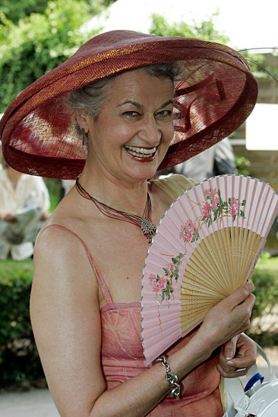 Die Schauspielerin Ursula Cantieni posiert mit Hut und Fächer am 29.05...