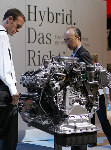 Besucher der 61. Internationalen Automobilausstellung (IAA) in Frankfurt...