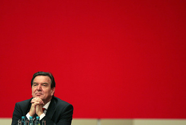 Bundeskanzler Gerhard Schröder sitzt am Montag (14.11...