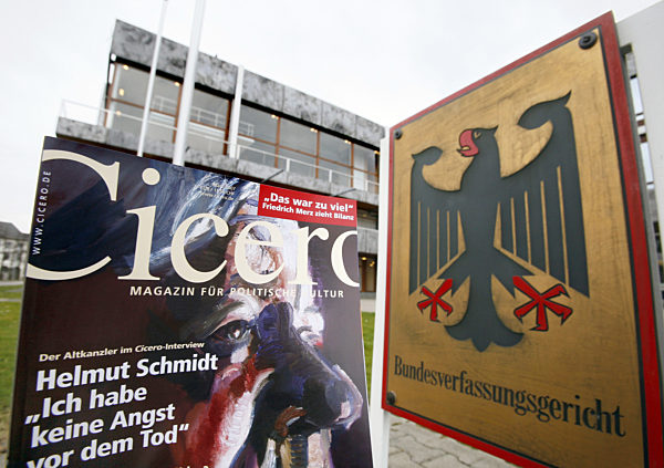 Eine Person hält am Dienstag (27.02.2007) vor dem Bundesverfassungsgericht...