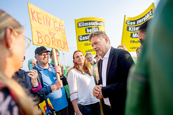 Habeck mit Gegnern der Gasbohrungen vor Borkum