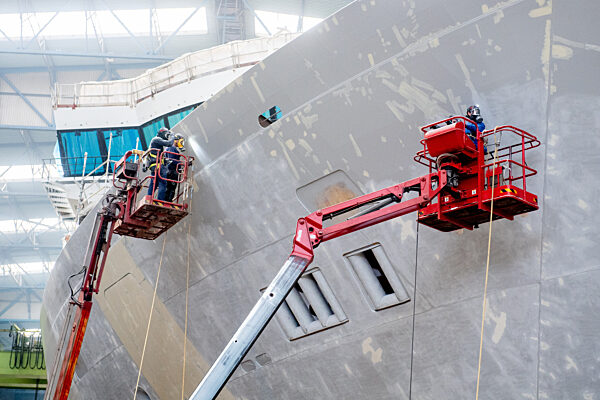 Habeck besucht Meyer Werft in Papenburg