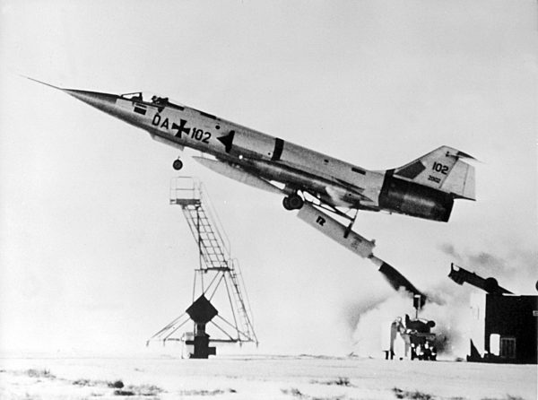 Starfighter fertig zum Boden-Raketenstart