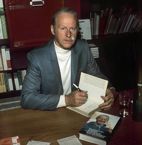 Thor Heyerdahl presents his new book